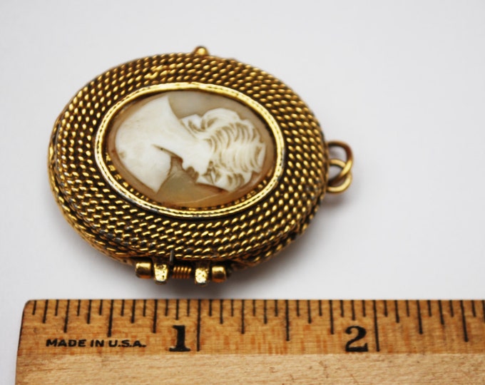 Cameo Locket Pendant - Signed Goldette - Molded glass - Gold plated metal -