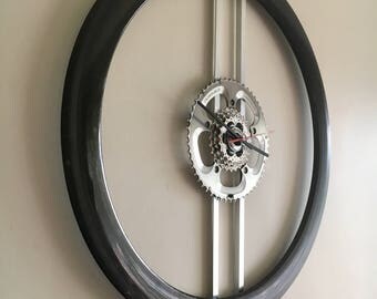 Carbon rim bicycle wheel clock