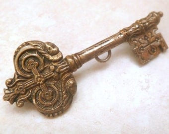 Vintage Early 20th Century Cathedral Style Key Brooch.