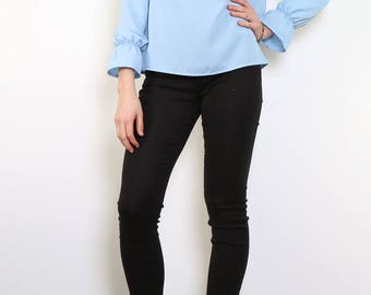 Fluid and lightweight blouse with ruffled sleeves