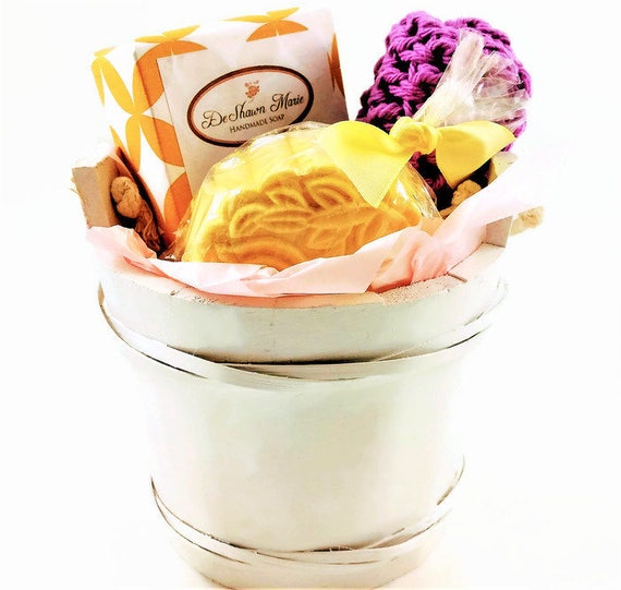 Bath Bucket Soap Gift, 1 full soap bar, 1 bath bomb and hand knitted soap saver, Lemongrass Soap Gift Set, Mother's Day Gift, Vegan gift