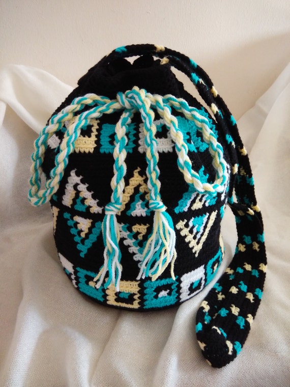 Hip Hobo Crochet Bag Pattern :: Keweenaw Bay Indian Community