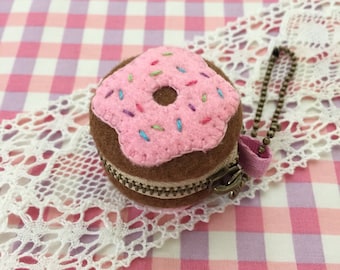 4 cm Felt donut macaron coin purse, Strawberry iced with sprinkles, macaron pouch, jewelry case, felt food, travel jewelry case