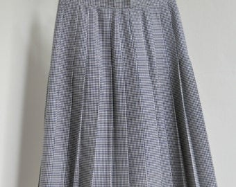 Navy/ecru vintage pleated houndstooth midi skirt. Size 38/40, S/M