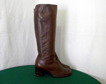 Sz 7b Vintage Tall Brown Leather 1960s Women stack heel zip up walking boots.