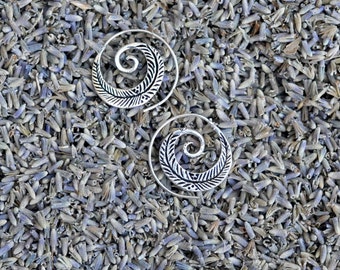 white brass earrings metal blanc boucles d'oreille en feuille feather