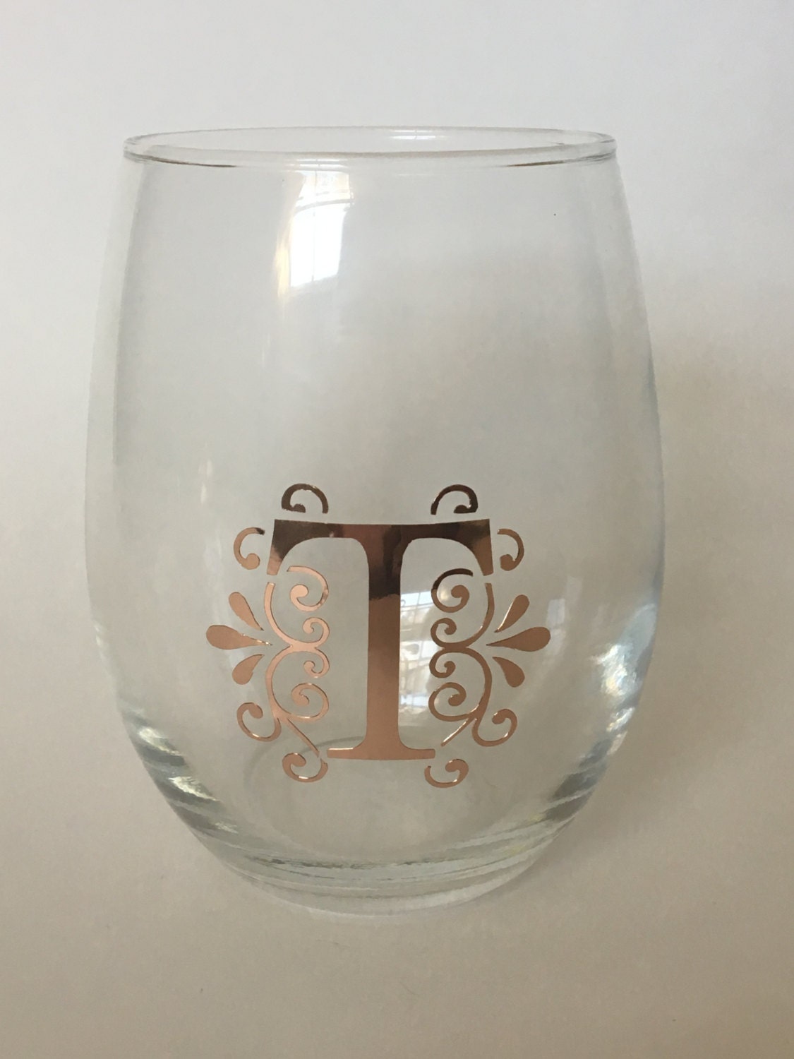 Stemless wine glass with decorative initial