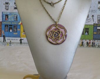 Ravissant collier pendentif en bois laqué "Grosse rose en bronze"