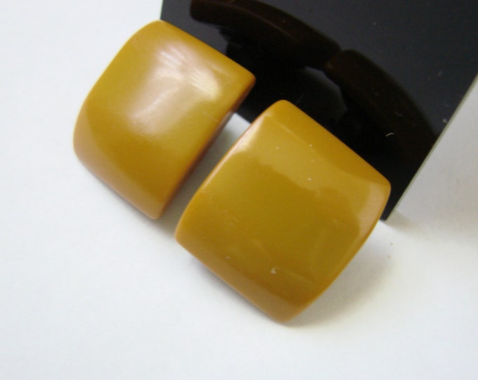 Vintage Chunky Butterscotch Bakelite Clip Earrings / Retro / 1940s / Jewelry / Jewellery