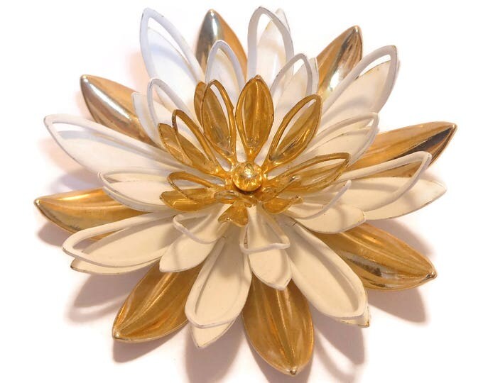 FREE SHIPPING Sarah Coventry 1966 "Water Lily" brooch, gold tone and white enamel petals, open work leaves, floral pin