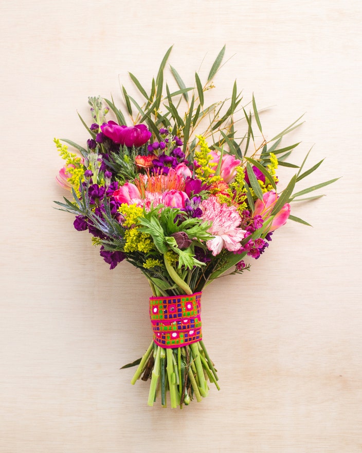 4-ways-to-make-a-flower-bouquet-more-personal