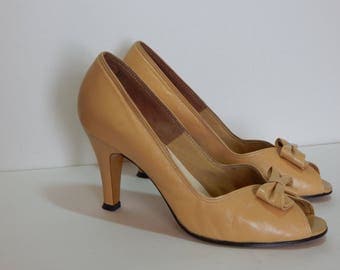 Vtg Naturalizer Pumps 8 M Tan Leather Peep Toe Bows High Heels USA Made (G-152)