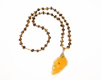 Collana in Occhio di Tigre con Pendente in Ambra Baltica Incisa