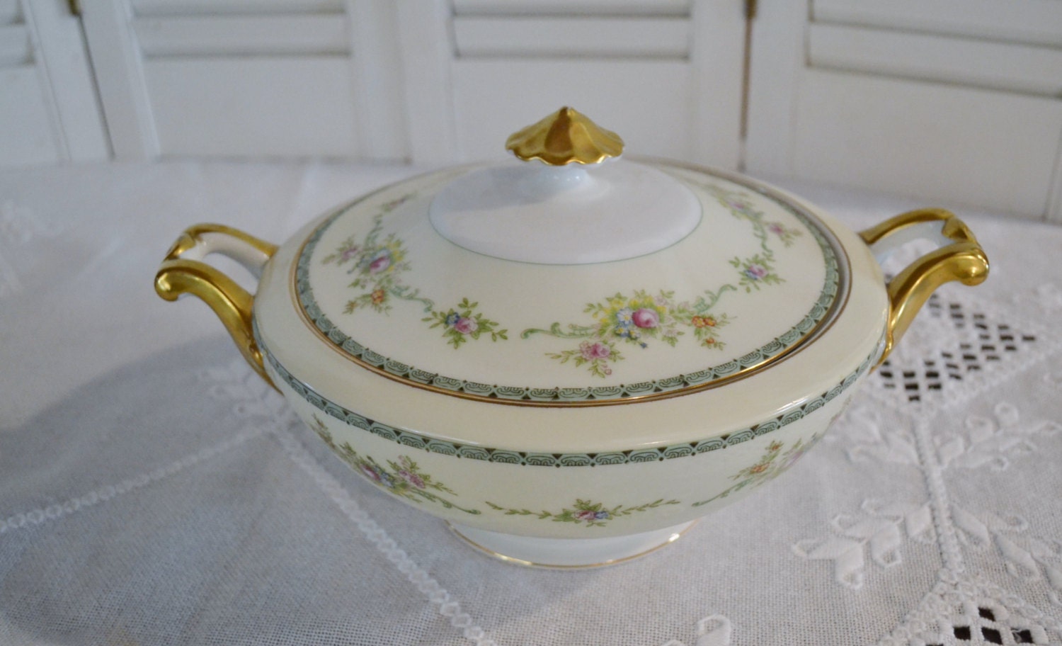 Vintage Meito NSP Covered Serving Bowl Floral Pastel Greens