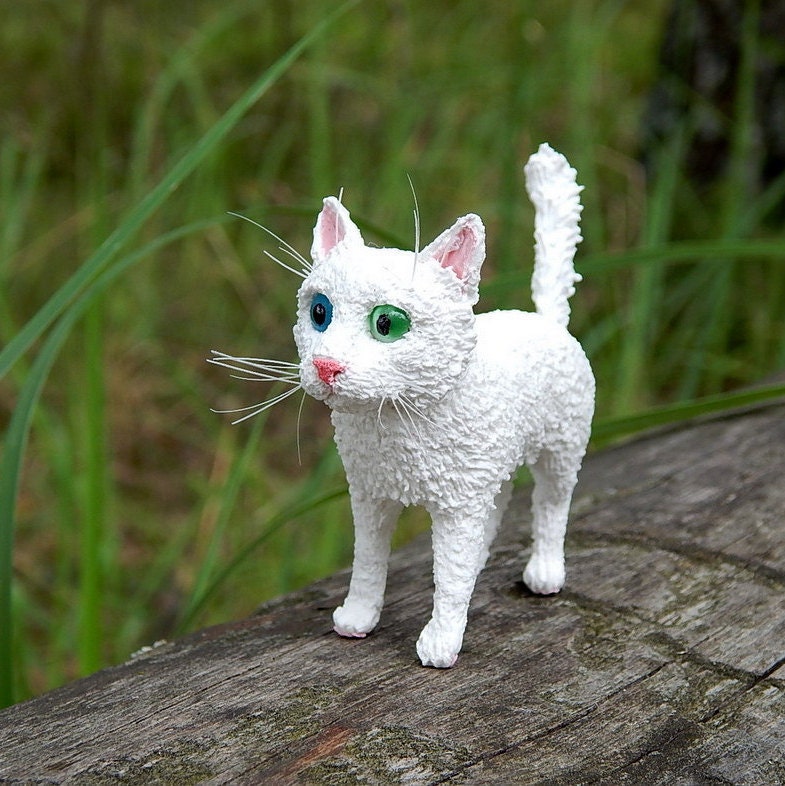 Little white kitten Figurine Cat sculpture figure with 2