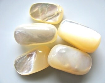 Shell beads, Mother of Pearl, 5 beads, free form nuggets, focal beads, vintage beads, Jewelry supply B-985