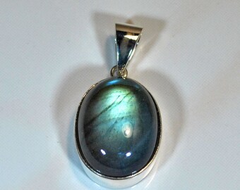 Sterling silver pendant with labradorite setting