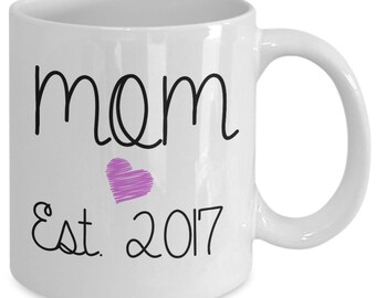 Expecting Mom Gifts - Mom Est. 2017 Mug - Mother to be