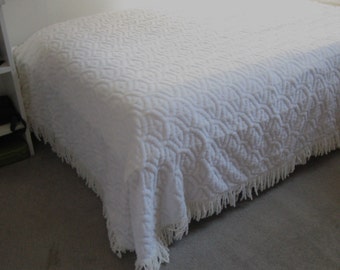 White Chenille Bedspread . twin/full chenille bedspread . chenille bedspread . fringed chenille bedspread . polyester chenille .