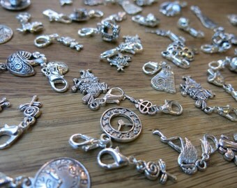 Alice in Wonderland Stitch Markers / place keepers / clip on charms / cheshire cat / mushroom / playing card / cake / tea / rose / bag charm