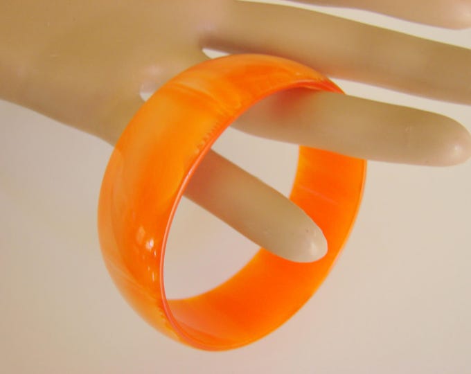 Vintage Marbled Peach to Orange Variegated Semi Transparent Lucite Bangle Bracelet