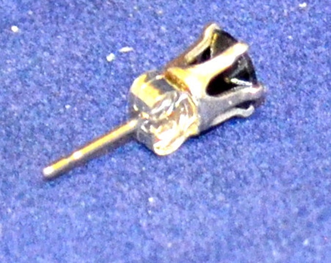 Man's Garnet Stud,5mm Round, Natural, Set in Sterling Silver E924M