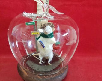 Taxidermy Mouse "New York"-The Big Apple-Glass Apple dome display-anthropomorphic=diorama