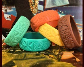 Bracelet en résine gravé de motifs polynésiens. Réalisé à la main. tiki, retro, vintage, rockabilly, pin up, hula girl, vahine hawai, luau