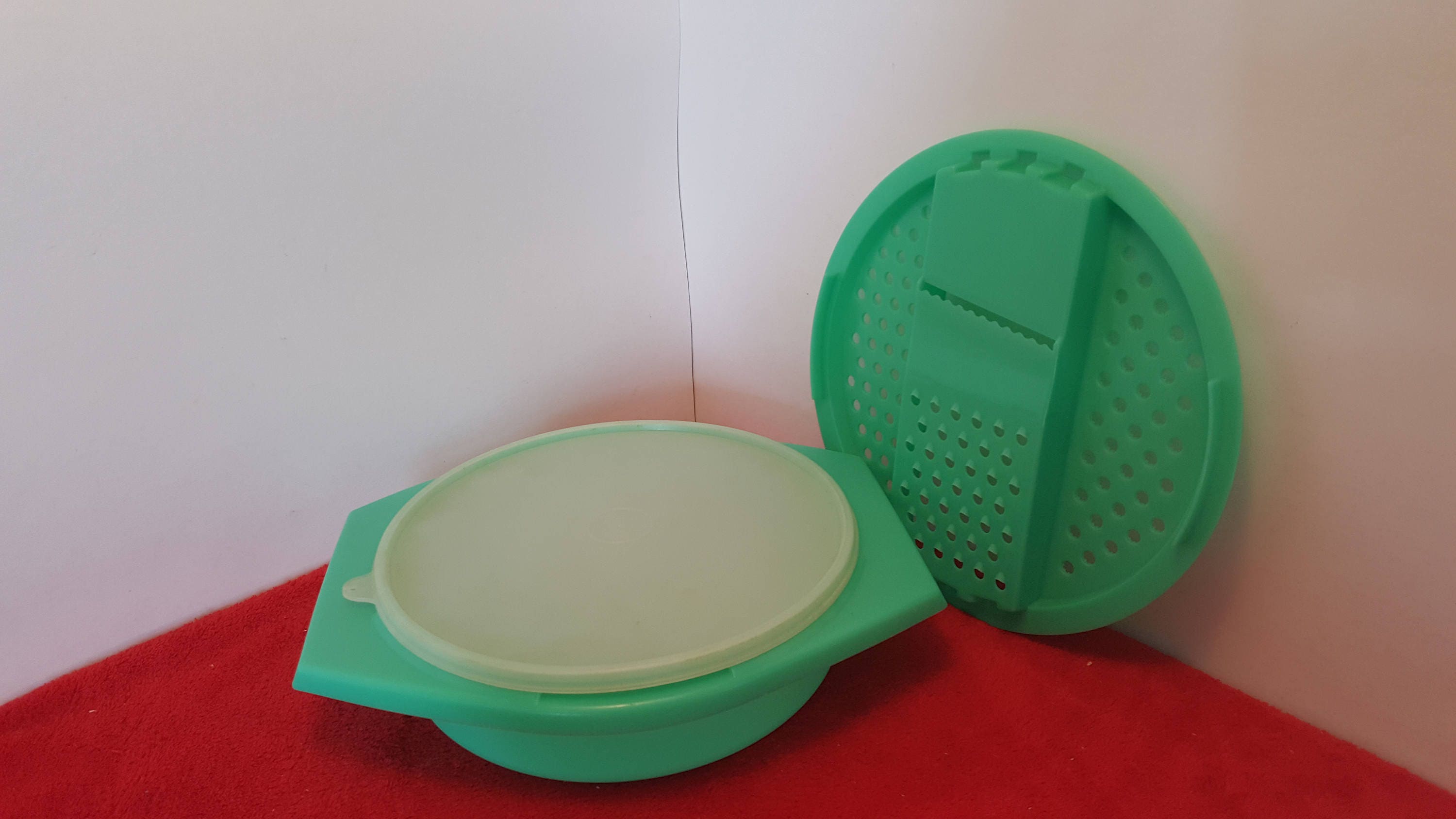 Vintage Tupperware 3 piece grater bowl set with lid/seal