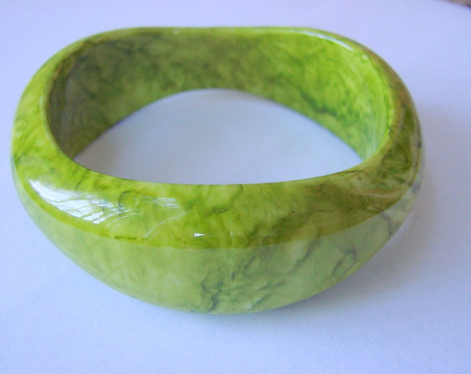 Chunky Vintage Lucite Marbled Lime & Forest Green Wave Bangle Bracelet Jewelry Jewellery
