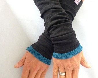 Arm warmers, fingerless gloves in black with ruffle in teal