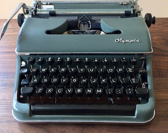 1955 Olympia SM3 DeLuxe Portable Typewriter with Case Germany