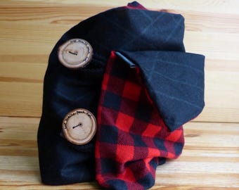 Collar with large buttons