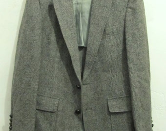 A Men's Vintage 80's,Gray Herringbone Wool TWEED Sportcoat By Haggar.38R