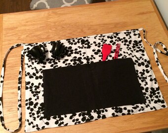 Apron, reversible, with pockets on both sides.