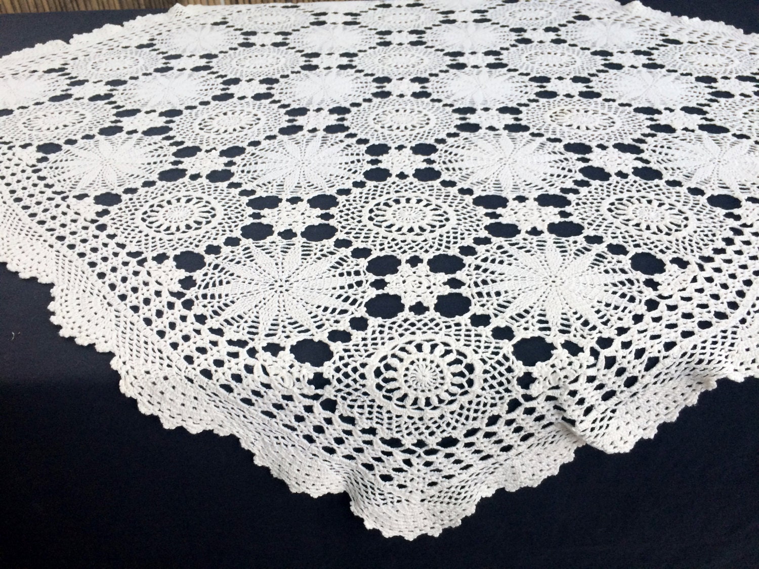 Crochet Tablecloth. Lace Tablecloth. Vintage Tablecloth.