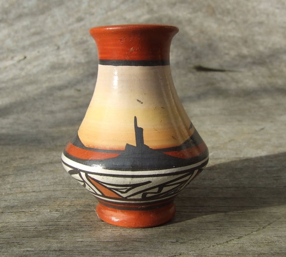 Items similar to Vintage Navajo Native American Indian Pottery