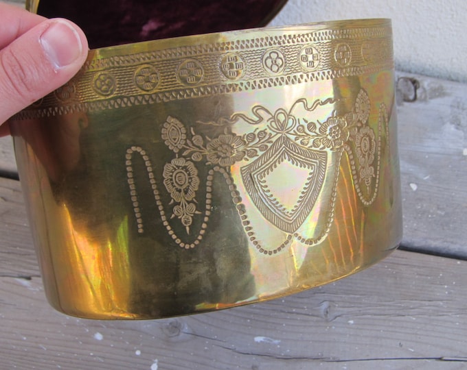 Decorative Brass box, vintage oval brass storage box, engraved with shield, flowers and garlands, with acorn handle on the lid, cookie jar