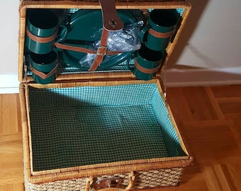 20 % of this month/Picnic wicker basket,vintage 4 person picnic basket with plastic dishes.