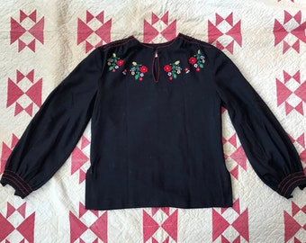 Vintage 1940s hungarian peasant long sleeve blouse with floral embroidery