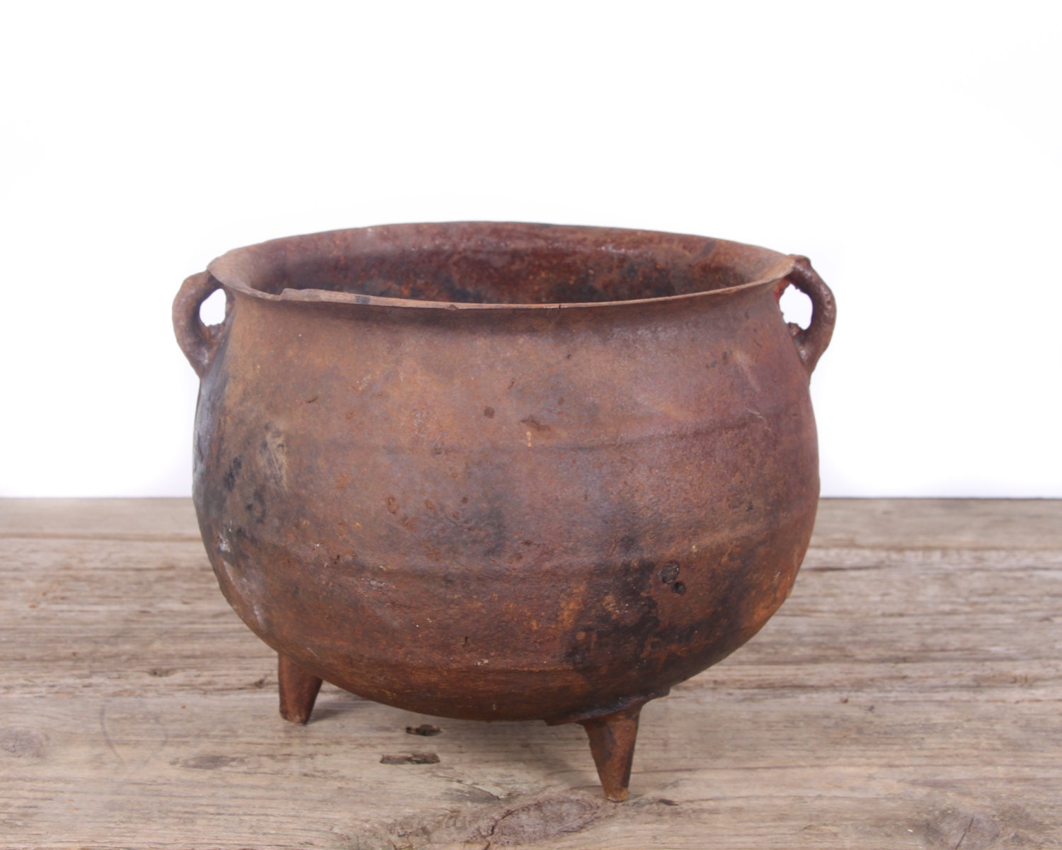 Antique Cast Iron Pot / 3 Legged Cast Iron Pot / Rusted