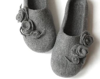 Women house shoes - grey felted wool slippers with roses - Mothers day gift - made to order - gift for her - women slippers - wool slippers