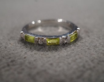 Tiger Mountain - PERIDOT TOP CRVD CIRCLE EAR