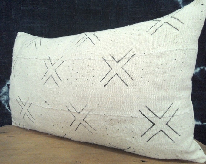 14" x 24" Amazing White-and-Black Tribal African Handspun Mudcloth Lumbar Pillow Cover/Boho Decorative Pillow/Ethnic Textile Pillow Cover