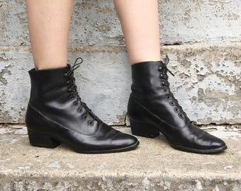 Vintage 80s Ravel Black Leather Pointed Toe Lace Up Stacked Heel Super Witchy Victorian Boots 6