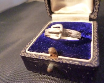 A vintage sterling silver buckle ring - 925 - UK Q - US 8.25 - Marked 'sterling 925'