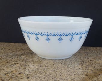 Vintage Pyrex Snowflake Garland 402 Mixing Bowl