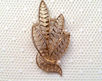 Graceful Vintage Leaves Brooch with Imitation Pearls