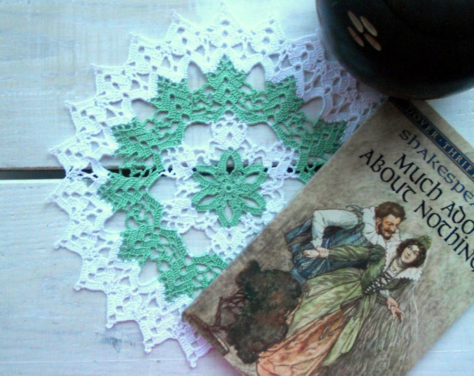 10 inch Round Crochet Doily, Bicolour Doily, Handmade Crochet Lace, Housewarming Gift, White and Green Table Decor, Natural Table Decor