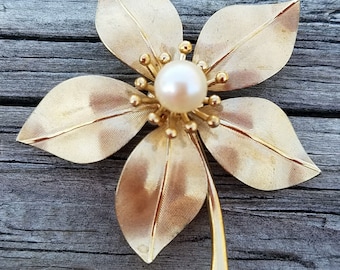 Very Pretty Vintage Gold-tone Flower Brooch With Faux Pearl Accent